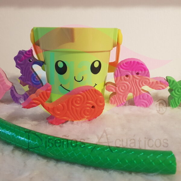 Un baldecito + manguerita + 5 animalitos marinos diferentes o iguales en 15 mm