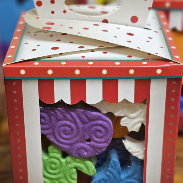 Cajita navideña chica con 12 figuras flotantes en 15 mm para el baño o la pileta